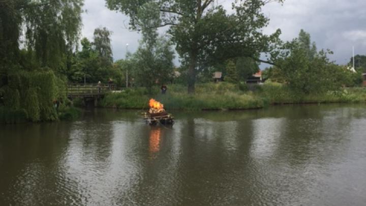 Bål på tømmerflåde