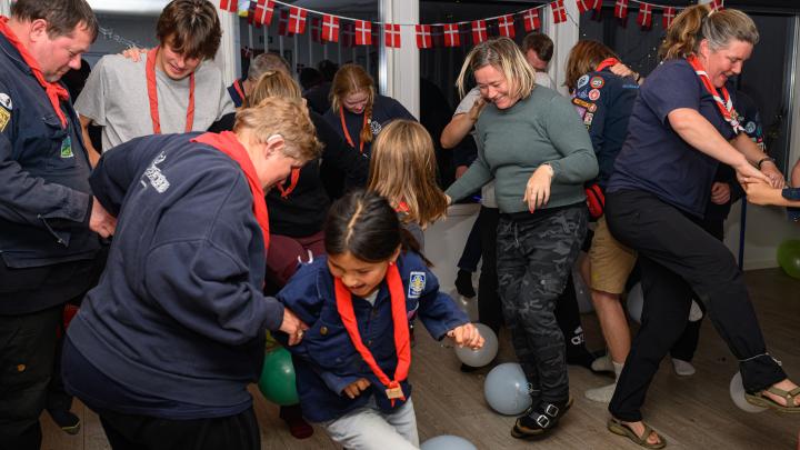Spejdere og forældre danser ballondans