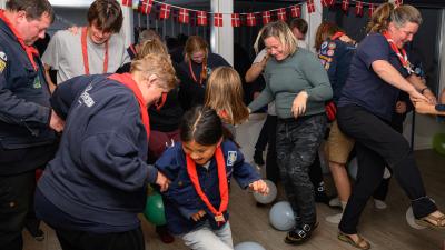 Spejdere og forældre danser ballondans